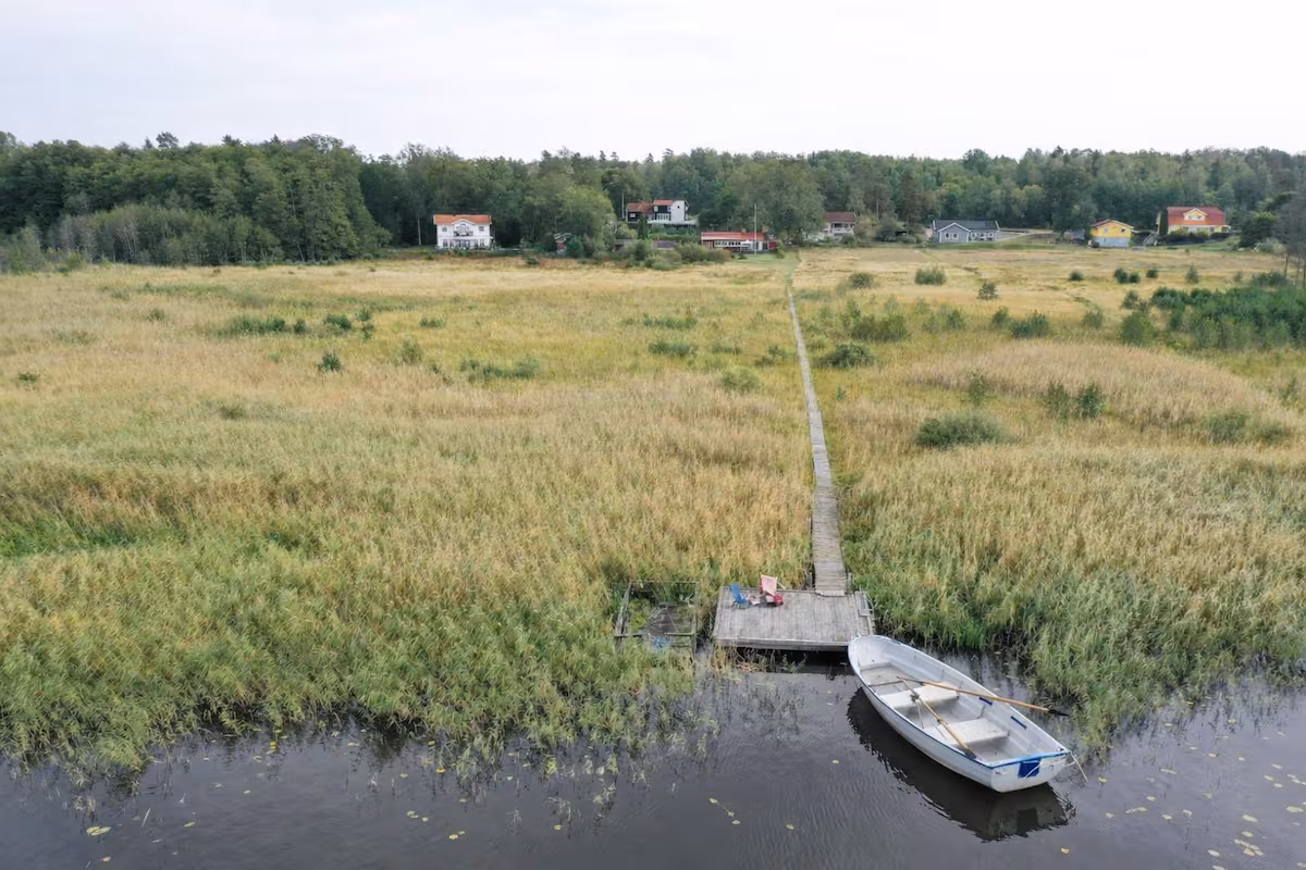 Sjötomt med privat brygga, roddbåt & solnedgång